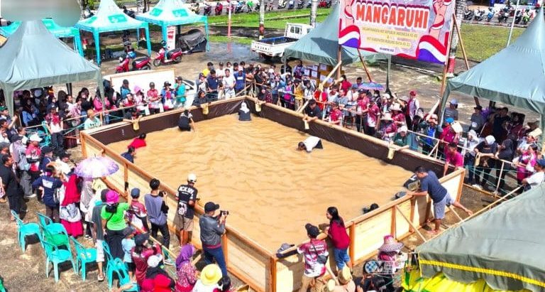 Kemeriahan lomba Mangaruhi di alun-alun Jorih Jerah Puruk Cahu (foto: Diskominfo)