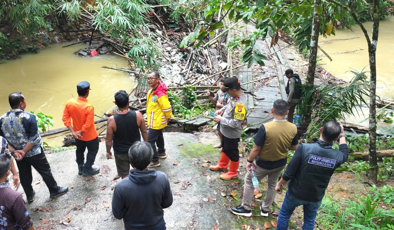 Bupati Heriyus bersama kepala OPD dan unsur Forkopimda tinjau banjir (foto: Diskominfo)