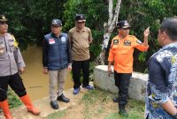 Bupati Heriyus bersama kepala OPD dan unsur Forkopimda tinjau banjir (foto: Diskominfo)