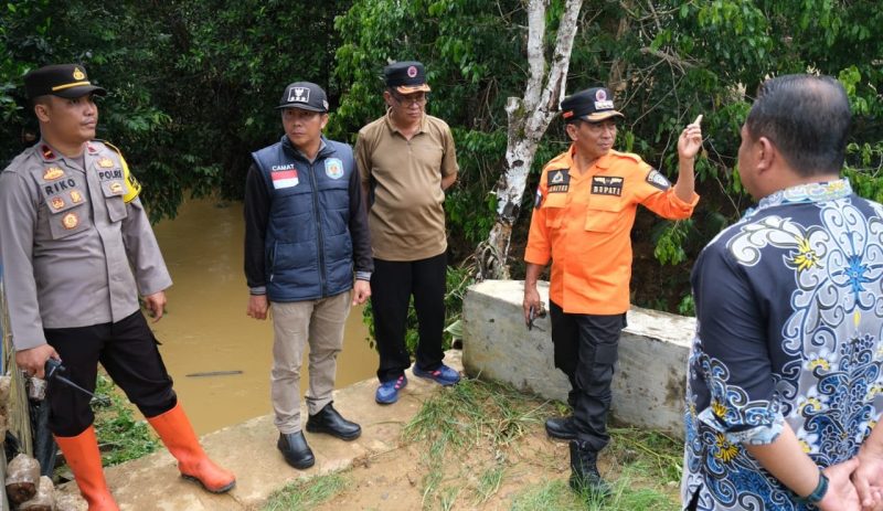 Bupati Heriyus bersama kepala OPD dan unsur Forkopimda tinjau banjir (foto: Diskominfo)