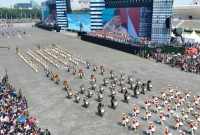 Presiden Prabowo memberi hormat kepada barisan pasukan TNI saat defile peringatan HUT ke-80 di Monas, Jakarta (foto: BPMI Setpres/Citra)