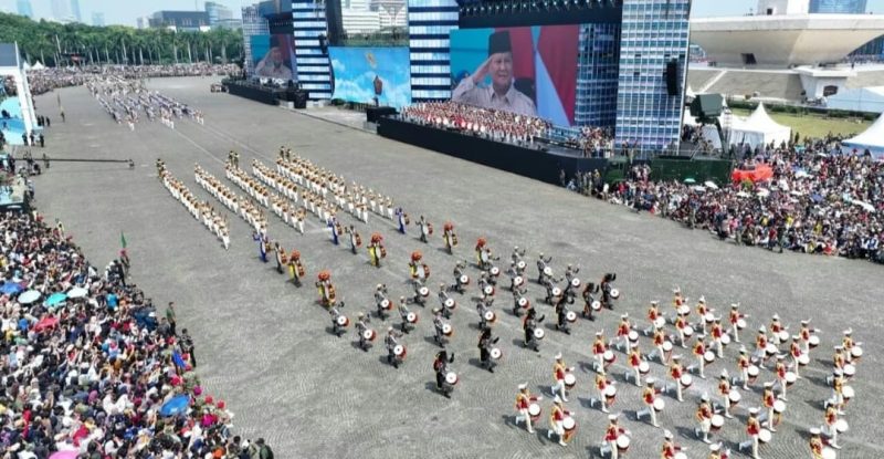 Presiden Prabowo memberi hormat kepada barisan pasukan TNI saat defile peringatan HUT ke-80 di Monas, Jakarta (foto: BPMI Setpres/Citra)