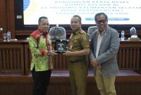 H. Sudian Noor didampingi Abidin Fikri menyerahkan Cinderamata kepada Sekdaprov Kalsel Muhammad Syarifuddin, Senin (6/10/2025). Foto: Istimewa