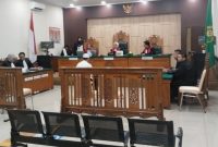 Majelis hakim saat memimpin sidang Pembunuhan di Desa Bambangin, Kecamatan Belawang, Kecamatan Rantau Badauh, Kabupaten Barito Kuala, dengan terdakwa GH, Selasa (7/10/2025) siang. (foto: Istimewa)