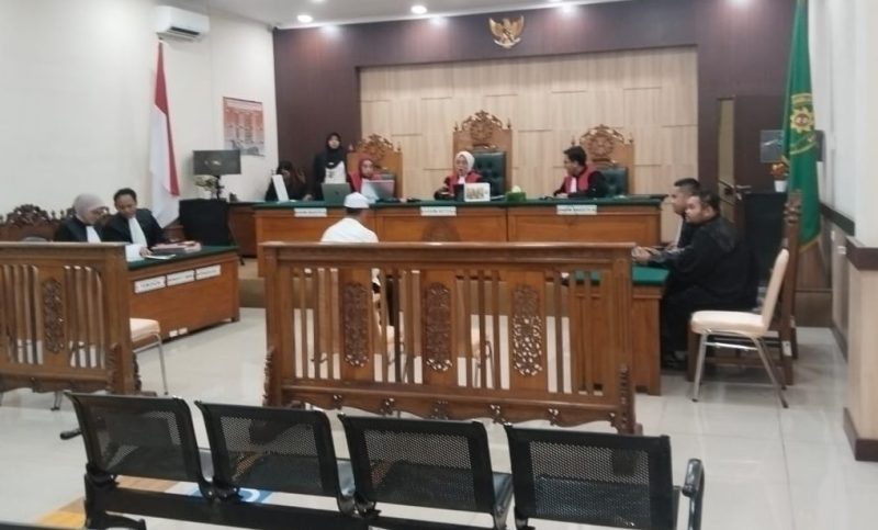 Majelis hakim saat memimpin sidang Pembunuhan di Desa Bambangin, Kecamatan Belawang, Kecamatan Rantau Badauh, Kabupaten Barito Kuala, dengan terdakwa GH, Selasa (7/10/2025) siang. (foto: Istimewa)