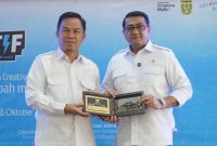 Menteri Ekonomi Kreatif Republik Indonesia, Teuku Riefky Harsya dan Sekretaris Daerah Kota Banjarmasin, Ikhsan Budiman