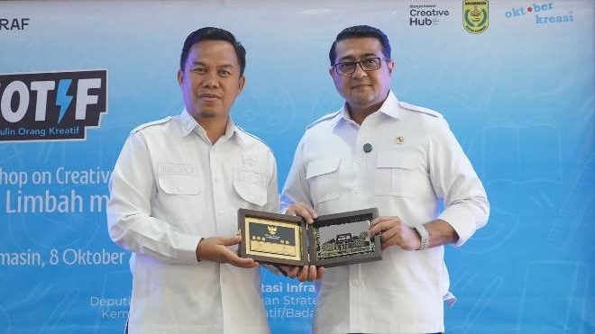 Menteri Ekonomi Kreatif Republik Indonesia, Teuku Riefky Harsya dan Sekretaris Daerah Kota Banjarmasin, Ikhsan Budiman