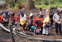Penanaman jagung serentak kuartal IV di Desa Muara Jaan (foto: Diskominfo)
