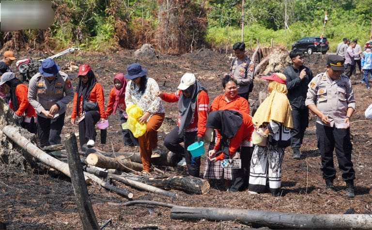 Penanaman jagung serentak kuartal IV di Desa Muara Jaan (foto: Diskominfo)
