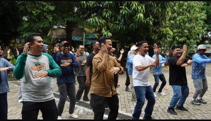 Diskominfotik Kota Banjarmasin bersama Forum Wartawan Balai Kota (FWB) Banjarmasin gelar Outbond di Anjungan Kalsel, Taman Mini Indonesia Indah (TMII), Jakarta