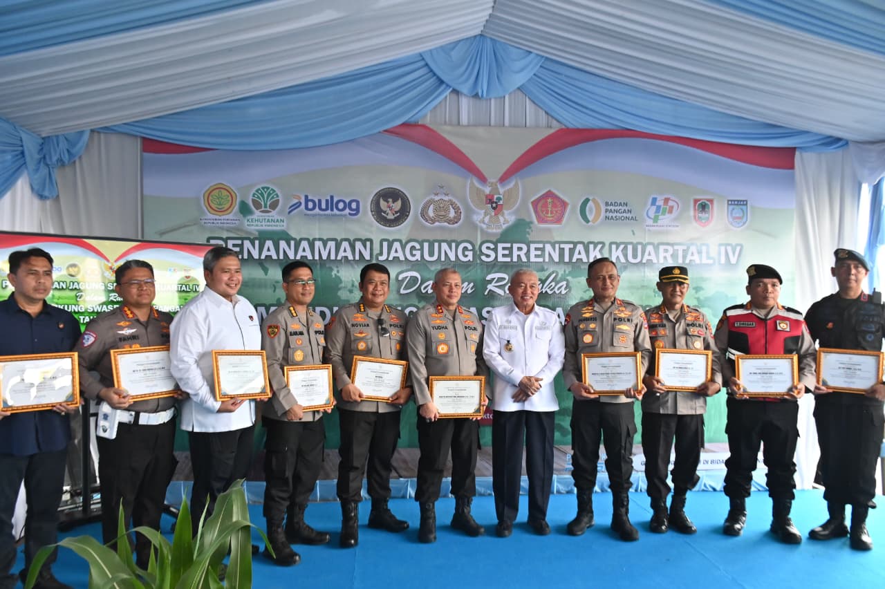 Kapolda Kalsel Irjen Pol Rosyanto Yudha Hermawan bersama jajaran Polda Kalsel menerima penghargaan dari Gubernur Kalsel atas kontribusi mereka dalam program swasembada jagung (Foto Istimewa)