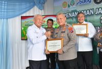 Kapolda Kalsel Irjen Pol Rosyanto Yudha Hermawan bersama jajaran Polda Kalsel menerima penghargaan dari Gubernur Kalsel atas kontribusi mereka dalam program swasembada jagung (Foto Istimewa)