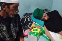 Said Abdullah saat merintih sakit saat didampingi ayahnya, Habib Hud Alhabsyi. Warga Jalan Barito Hulu RT 29, Kelurahan Pelambuan, Kecamatan Banjarmasin Barat ini berharap bantuan dermawan, Minggu (12/10/2025). (foto: istimewa)
