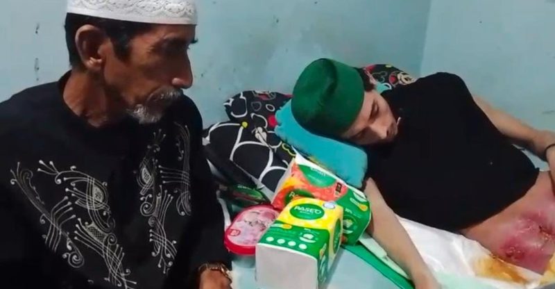 Said Abdullah saat merintih sakit saat didampingi ayahnya, Habib Hud Alhabsyi. Warga Jalan Barito Hulu RT 29, Kelurahan Pelambuan, Kecamatan Banjarmasin Barat ini berharap bantuan dermawan, Minggu (12/10/2025). (foto: istimewa)