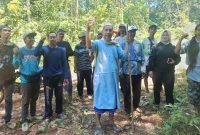 Kuasa hukum warga Desa Muang, Andi Mahmudi SH yang juga disapa Ustad Andi bersama warga yang lahannya digunakan untuk pembangunan jalan (Foto Mercy)