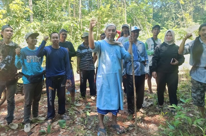Kuasa hukum warga Desa Muang, Andi Mahmudi SH yang juga disapa Ustad Andi bersama warga yang lahannya digunakan untuk pembangunan jalan (Foto Mercy)
