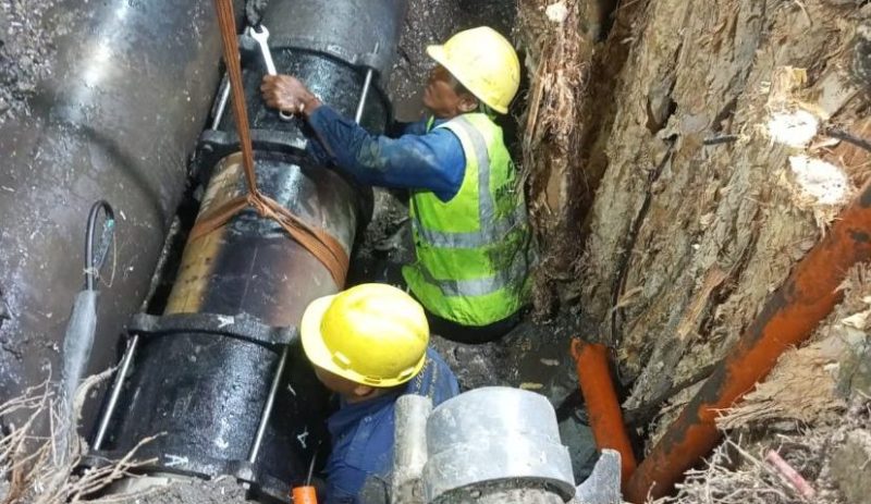 Jaringan pipa transfer PVC diameter 630 mm milik PAM Bandarmasih, di Jalan Setoyo S, tepatnya didepan bakso Pak Min atau Bank BRI mengalami bocor.