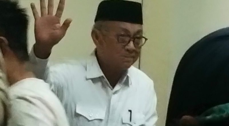 Foto :
Mantan Bupati Tabalong Drs H Anang Syakhfiani saat mengikuti sidang perdana dugaan tindak pidana korupsi di Perumda Tabalong Jaya Persada pada 2019.