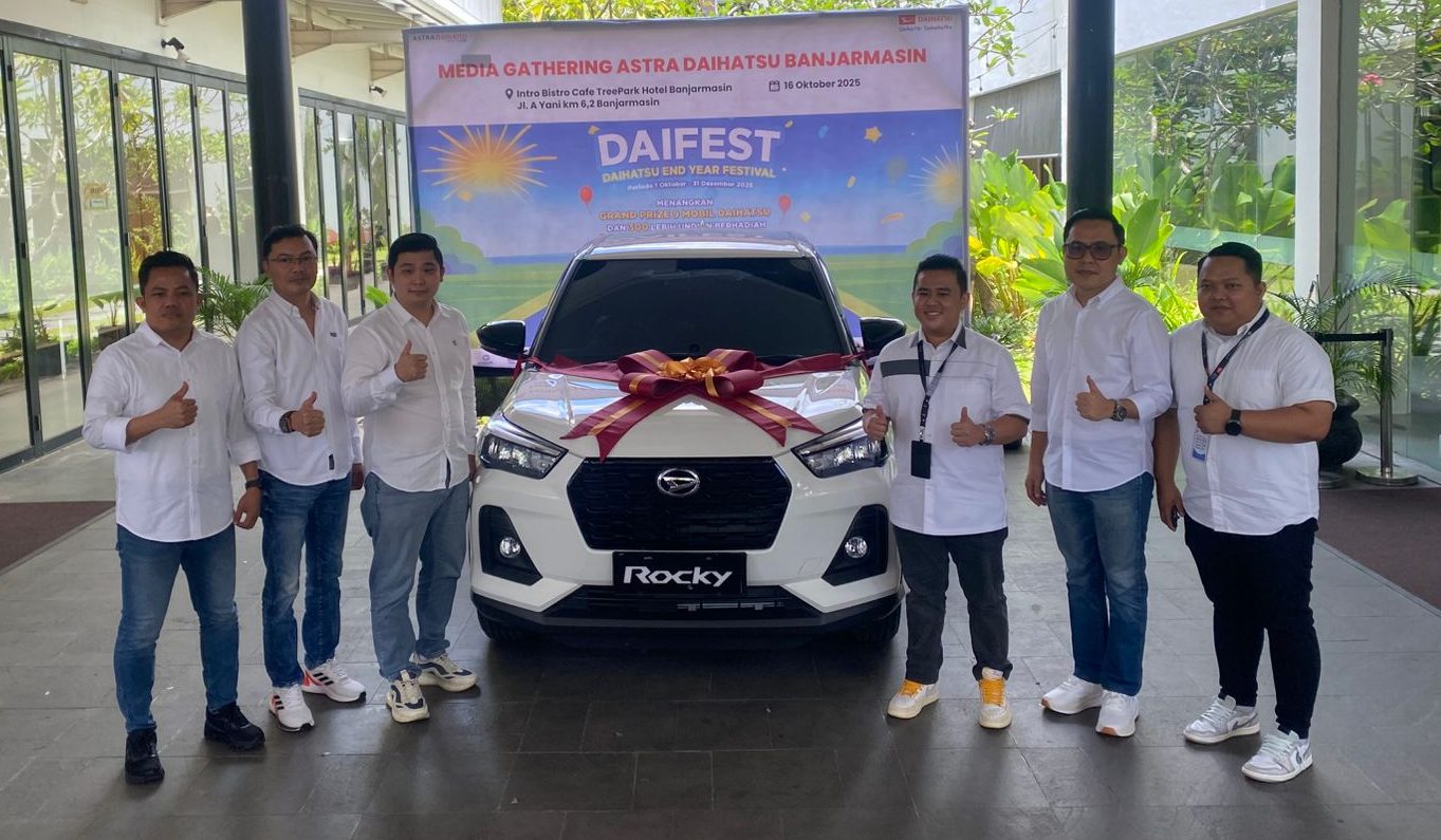Petinggi Astra Daihatsu di Kalimantan Selatan sampaikan keberhasilan 15 Tahun berturut dan program untuk pelanggan setia sejumlah 9 unit mobil impian di Tree Park Hotel Jalan A.Yani KM 6