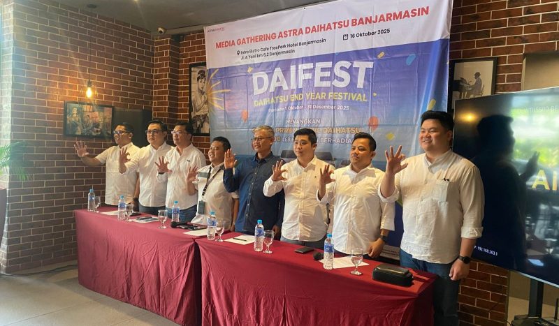 Petinggi Astra Daihatsu di Kalimantan Selatan sampaikan keberhasilan 15 Tahun berturut dan program untuk pelanggan setia sejumlah 9 unit mobil impian di Tree Park Hotel Jalan A.Yani KM 6