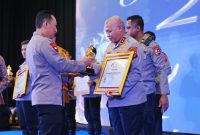 Kapolri Jenderal Polisi Drs. Listyo Sigit Prabowo, M.Si. menyerahkan langsung penghargaan Kompolnas Awards 2025 kepada Kapolda Kalsel Irjen Pol Rosyanto Yudha Hermawan, S.I.K., S.H., M.H. di Hotel Marlyn Park, Jakarta Pusat, Kamis (16/10/2025).