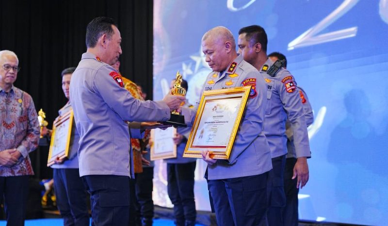 Kapolri Jenderal Polisi Drs. Listyo Sigit Prabowo, M.Si. menyerahkan langsung penghargaan Kompolnas Awards 2025 kepada Kapolda Kalsel Irjen Pol Rosyanto Yudha Hermawan, S.I.K., S.H., M.H. di Hotel Marlyn Park, Jakarta Pusat, Kamis (16/10/2025).