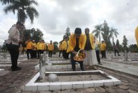 keluarga besar DPD Partai Golkar Kalimantan Selatan (Kalsel) menggelar kegiatan ziarah ke Taman Makam Pahlawan (TMP) Bumi Kencana, dan Taman Makam Pahlawan Nasional Brigjen TNI H Hasan Basry