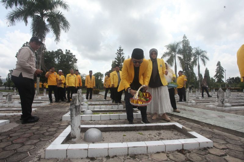 keluarga besar DPD Partai Golkar Kalimantan Selatan (Kalsel) menggelar kegiatan ziarah ke Taman Makam Pahlawan (TMP) Bumi Kencana, dan Taman Makam Pahlawan Nasional Brigjen TNI H Hasan Basry
