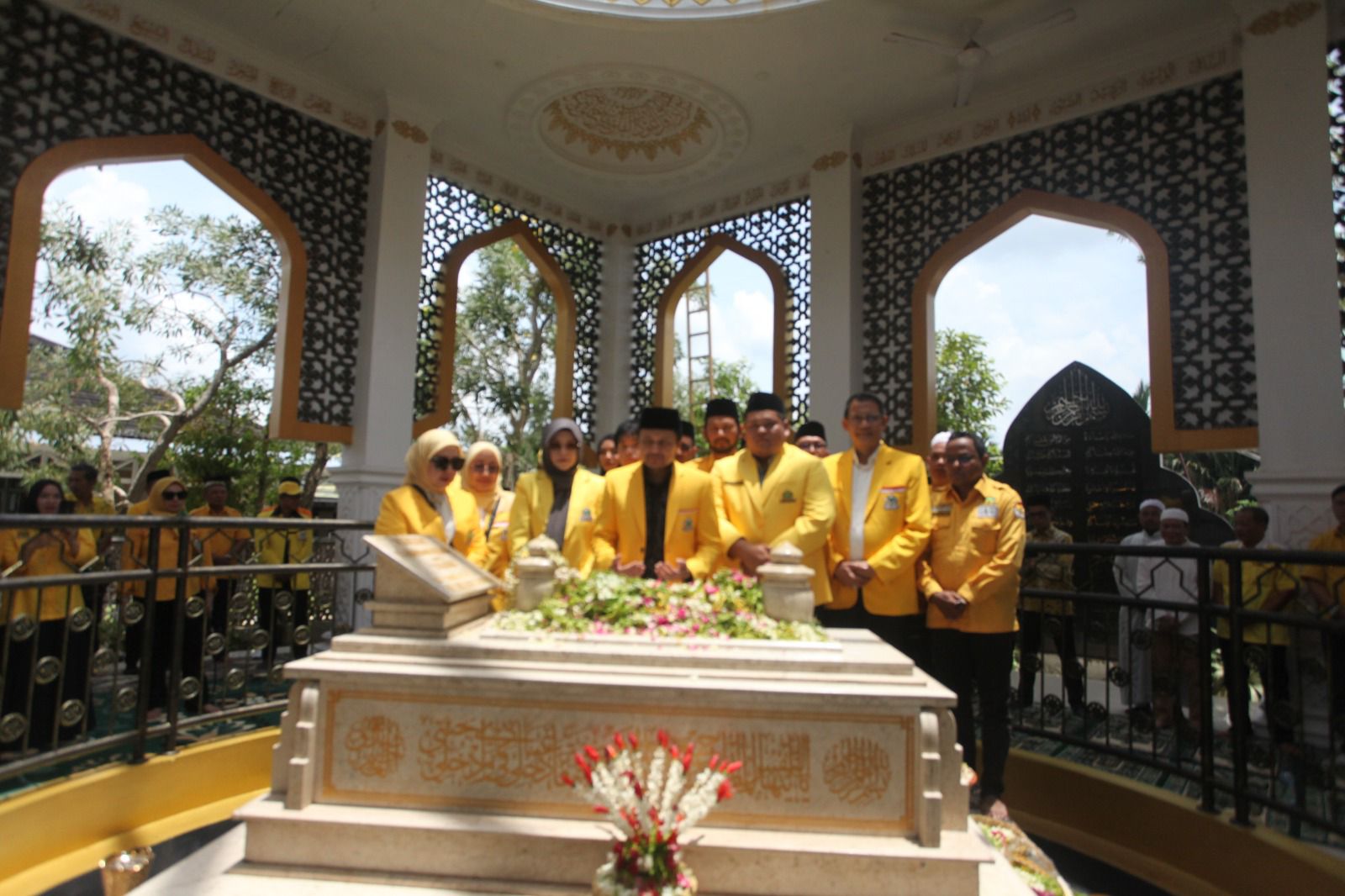 keluarga besar DPD Partai Golkar Kalimantan Selatan (Kalsel) menggelar kegiatan ziarah ke Taman Makam Pahlawan (TMP) Bumi Kencana, dan Taman Makam Pahlawan Nasional Brigjen TNI H Hasan Basry