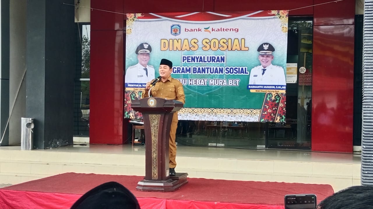 Penyerahan BLT HEBAT Triwulan III di halaman Kantor Bank Kalteng Cabang Puruk Cahu (foto: Mata)