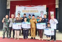 Penyerahan BLT HEBAT Triwulan III di halaman Kantor Bank Kalteng Cabang Puruk Cahu (foto: Mata)