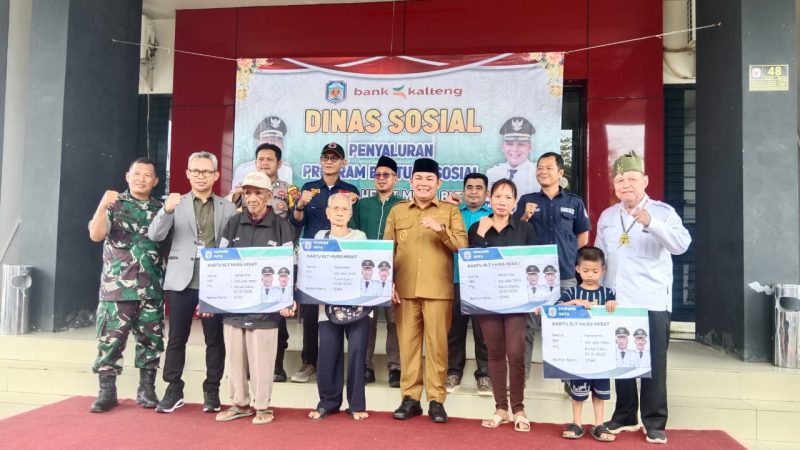 Penyerahan BLT HEBAT Triwulan III di halaman Kantor Bank Kalteng Cabang Puruk Cahu (foto: Mata)