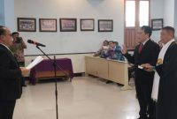 Pdt Dr Sanon saat dilantik sebagai Ketua STT GKE periode 2025-2029 oleh Ketua Pengurus Yayasan Pendidikan Teologi Barnstein, Dr Hendrik Segah Patianom, didampingi para pendeta, Selasa (21/10/2025). (foto: Istimewa)