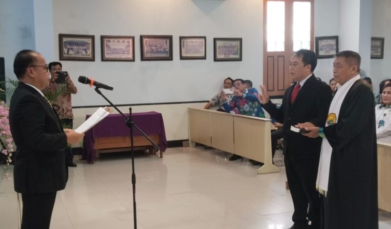 Pdt Dr Sanon saat dilantik sebagai Ketua STT GKE periode 2025-2029 oleh Ketua Pengurus Yayasan Pendidikan Teologi Barnstein, Dr Hendrik Segah Patianom, didampingi para pendeta, Selasa (21/10/2025). (foto: Istimewa)