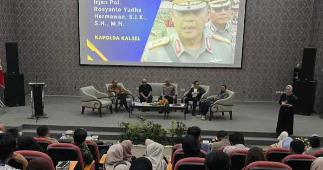 Kapolda Kalsel Irjen Pol Rosyanto Yudha Hermawan menandatangani buku “Arkeologi Kepemimpinan” seusai kegiatan bedah buku di Auditorium Prof Idham Zarkasi Fakultas Hukum ULM Banjarmasin, Selasa (21/10/2025) (Foto kolase /Istimewa)