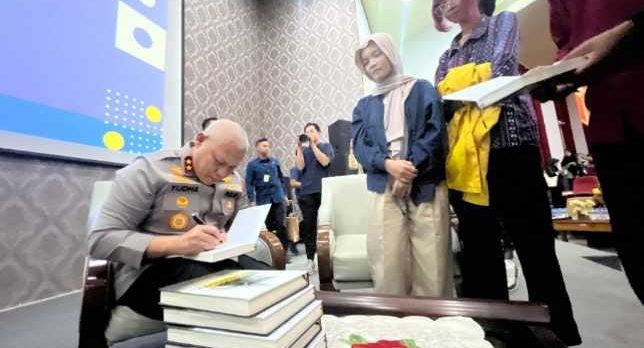 Kapolda Kalsel Irjen Pol Rosyanto Yudha Hermawan menandatangani buku “Arkeologi Kepemimpinan” seusai kegiatan bedah buku di Auditorium Prof Idham Zarkasi Fakultas Hukum ULM Banjarmasin, Selasa (21/10/2025) (Foto kolase /Istimewa)