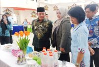 Wakil Ketua I DPRD Mura Dina Maulidah (tengah) saat menghadiri Lomba Masak Serba Ikan (foto: Maya)