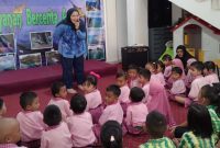 Suasana ceria dan penuh semangat mewarnai ruang Perpustakaan Daerah Kabupaten Kotabaru