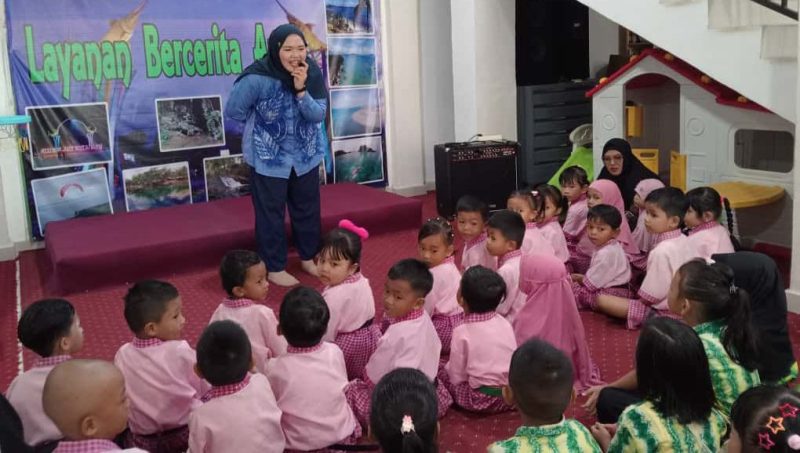 Suasana ceria dan penuh semangat mewarnai ruang Perpustakaan Daerah Kabupaten Kotabaru