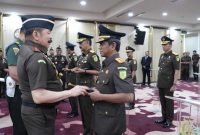 Jaksa Agung Republik Indonesia ST Burhanuddin saat melantik dan mengambil sumpah Tiyas Widiarto sebagai Kepala Kejati Kalimantan Selatan di Banjarbaru, Kamis (23/10/2025) (Foto Istimewa)