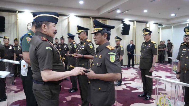 Jaksa Agung Republik Indonesia ST Burhanuddin saat melantik dan mengambil sumpah Tiyas Widiarto sebagai Kepala Kejati Kalimantan Selatan di Banjarbaru, Kamis (23/10/2025) (Foto Istimewa)