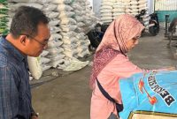 Petugas Satgas Pengendali Harga Beras Provinsi Kalsel saat melakukan pengecekan harga di salah satu pasar tradisional di Banjarmasin. (foto: Iman Satria)