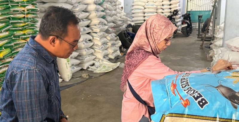 Petugas Satgas Pengendali Harga Beras Provinsi Kalsel saat melakukan pengecekan harga di salah satu pasar tradisional di Banjarmasin. (foto: Iman Satria)