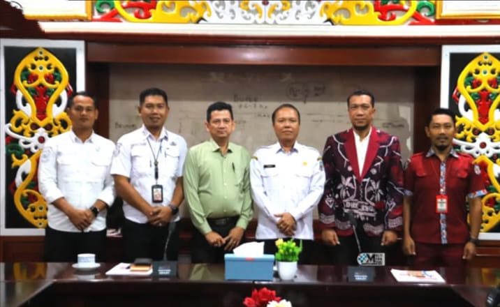 Asisten III Setda Mura Batara saat terima kunjungan dari jajaran STIE Pancasetia Banjarmasin (foto: Diskominfo)
