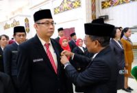 Bupati Heriyus saat menyematkan tanda kehormatan Satyalancana Karya Satya X, XX dan XXX tahun (foto: Diskominfo)