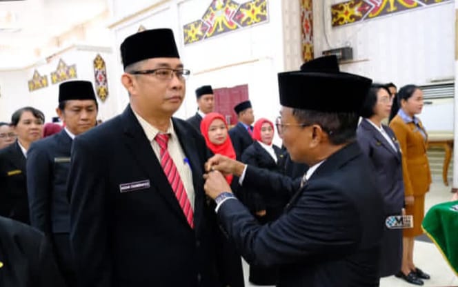 Bupati Heriyus saat menyematkan tanda kehormatan Satyalancana Karya Satya X, XX dan XXX tahun (foto: Diskominfo)