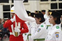 Bupati Heriyus saat mengukuhkan Anggota Paskibraka di GPU Tira Tangka Balang (foto: Diskominfo)