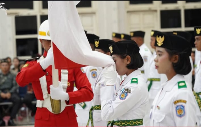Bupati Heriyus saat mengukuhkan Anggota Paskibraka di GPU Tira Tangka Balang (foto: Diskominfo)
