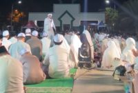 Penceramah KH. M. Zhofaruddin asal Samarinda, Kalimantan Timur saat memimin Tabligh Akbar dan Murung Raya Bersholawat (foto: Maya)