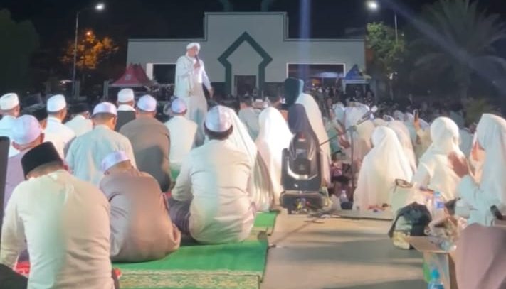 Penceramah KH. M. Zhofaruddin asal Samarinda, Kalimantan Timur saat memimin Tabligh Akbar dan Murung Raya Bersholawat (foto: Maya)